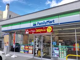 コンビニ　ファミリーマート札幌宮の森3条店（コンビニ）まで696m