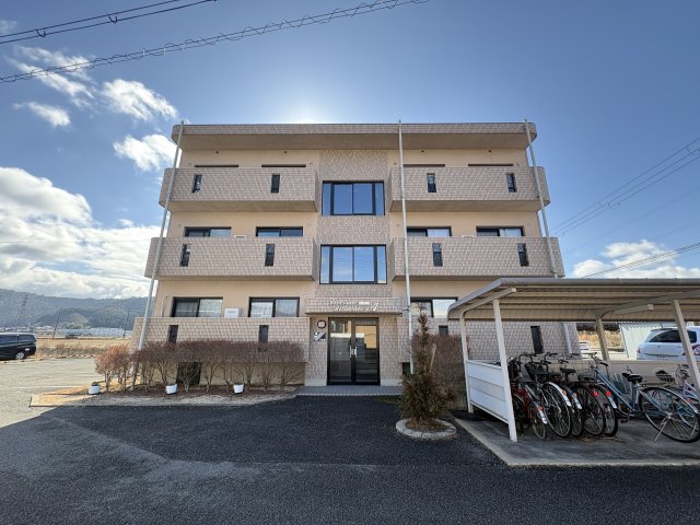 建物外観　鉄筋コンクリート造3階建 お部屋は1階です