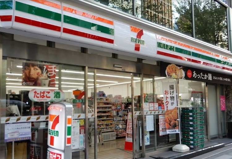 コンビニ　セブンイレブン九段南3丁目店（コンビニ）まで163m