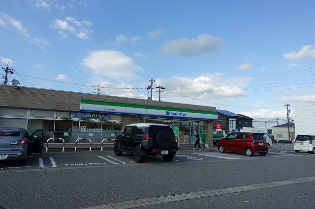 コンビニ　ファミリーマート（コンビニ）まで450m