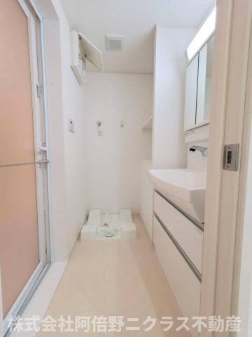 洗面設備　内装は別部屋の参考写真です。