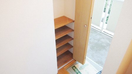玄関　下駄箱付きです。