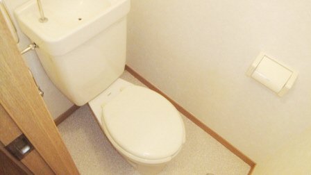 トイレ　収納が充実しています。