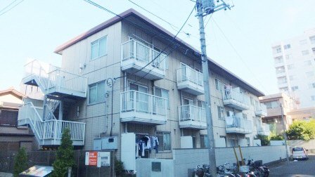 建物外観　トランクルーム各部屋分あります☆