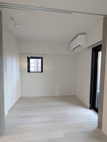収納　3.4帖洋室、南向きバルコニーに面した角部屋2面採光の明るい