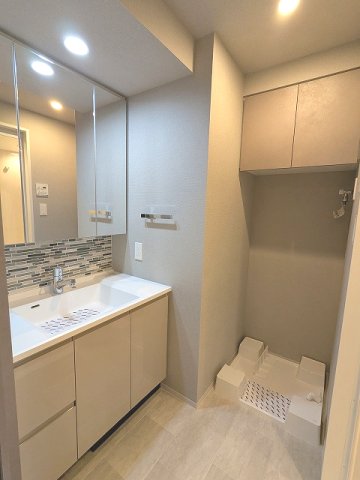 洗面設備　トイレと独立した洗面室に洗濯機置場、三面鏡・ハンドシャワー付