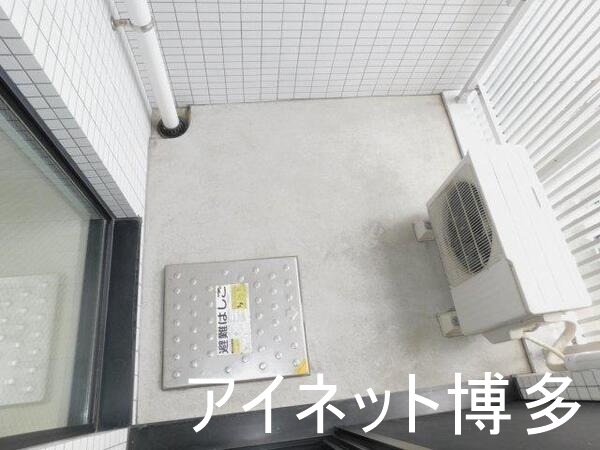 バルコニー　天気の良い日の洗濯物はこちらへ