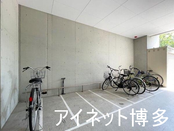 その他共有部分　屋根付き駐車場なので雨の日でも安心です