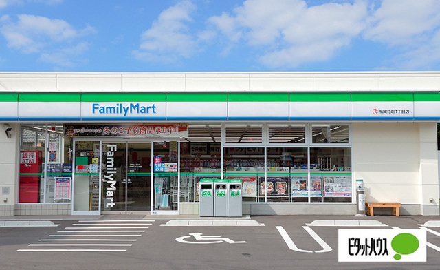 コンビニ　ファミリーマート栄瓦通店（コンビニ）まで68m