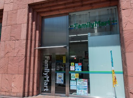 コンビニ　ファミリーマートＫ２銀座八丁目店（コンビニ）まで66m