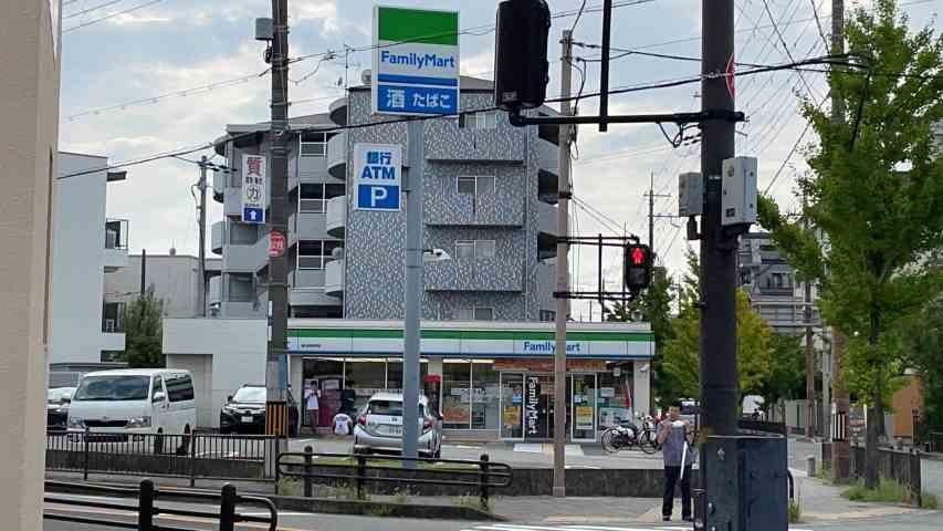コンビニ　ファミリーマート（コンビニ）まで469m