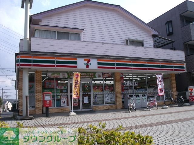 コンビニ　セブンイレブン（コンビニ）まで304m