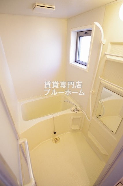 バス・シャワールーム　お風呂にも窓あります！