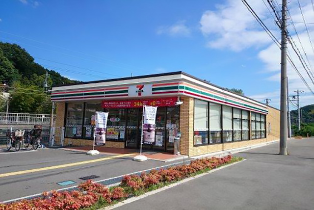 コンビニ　セブンイレブン柏原高井田店（コンビニ）まで691m