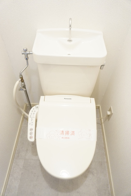 トイレ　洗浄機能付きの便座です☆