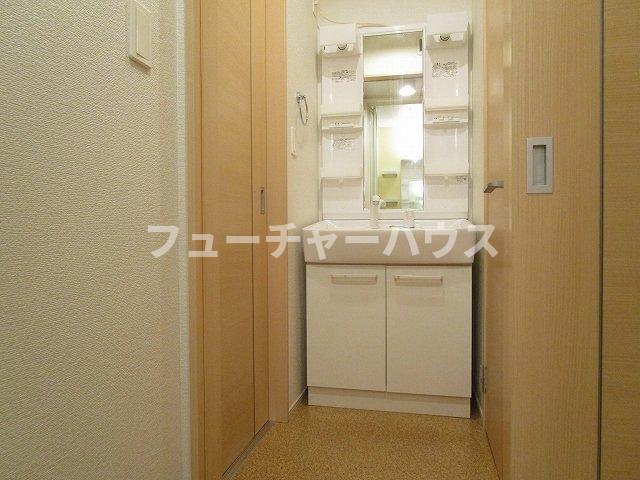 洗面設備　コンパクトで使いやすい洗面所