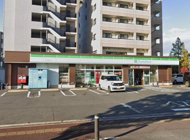コンビニ　ファミリーマート 浦和美園駅前店（コンビニ）まで272m