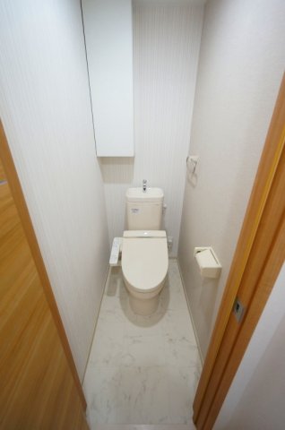 トイレ　落ち着いた色調のトイレです