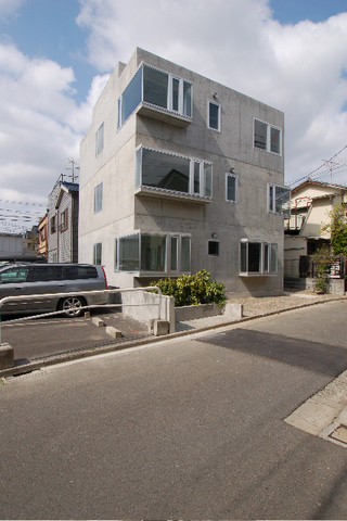 建物外観　打ちっぱなしです