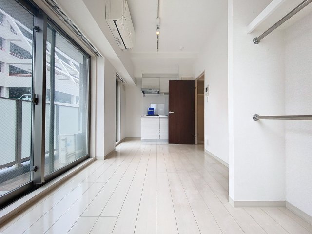 その他部屋・スペース　優しい色合いの床材を使用した居住空間です。