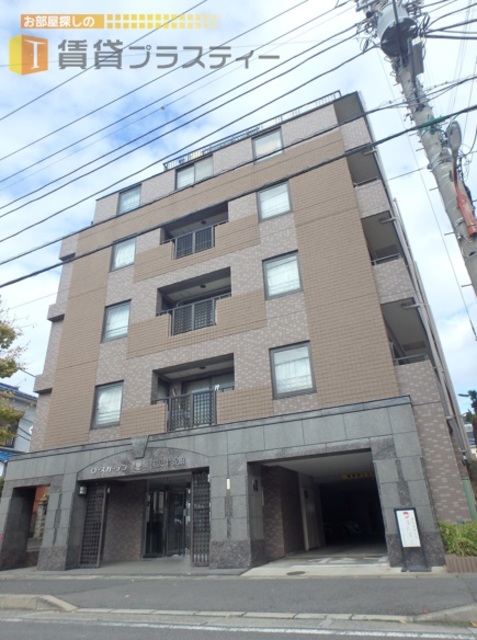 建物外観　大理石タイルをあしらった重厚感あるデザイン。