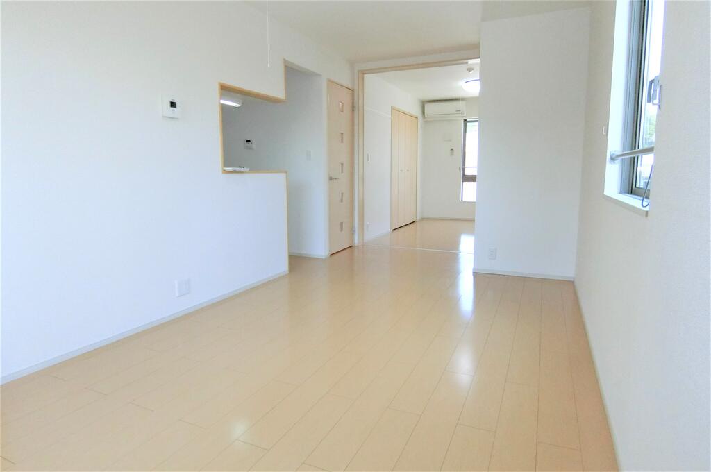 居室・リビング　類似物件です。今回のお部屋は中部屋です。