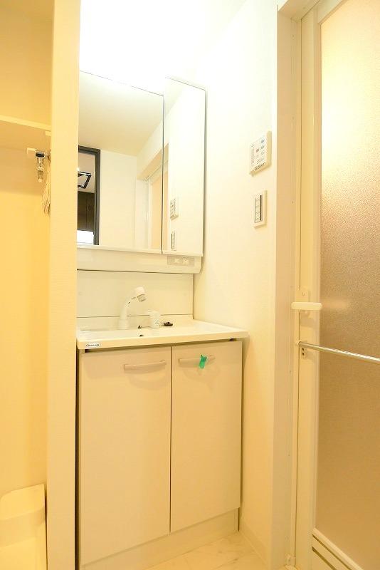 洗面設備　明るい洗面所です