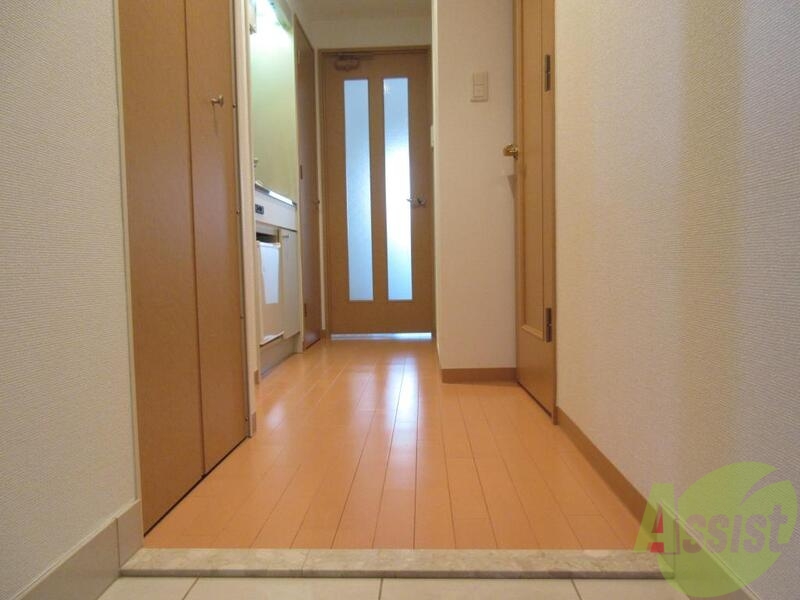 玄関　玄関を開けたらすぐにお部屋ではないので急な来客でも安心です