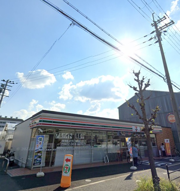 コンビニ　セブンイレブン八尾若林町3丁目店（コンビニ）まで555m