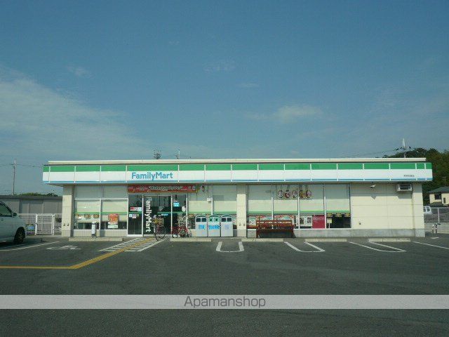 コンビニ　ファミリーマート（コンビニ）まで842m