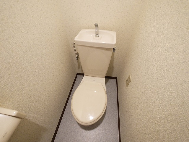 トイレ　落ち着いた色調のトイレです