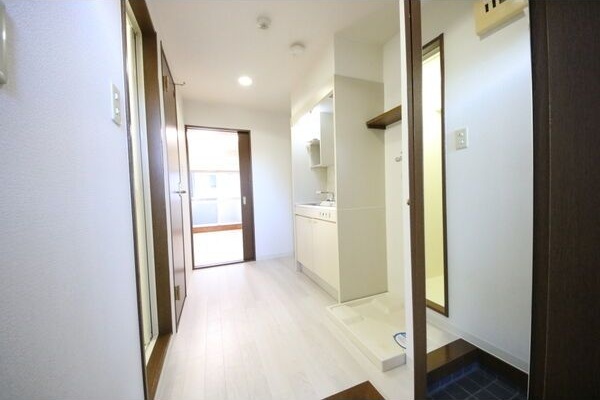 玄関　※写真は同じマンションの違う部屋のものになります。