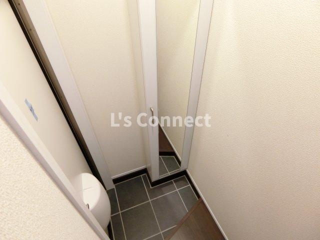 玄関　背の高い下駄箱には鏡付きで身だしなみチェック。