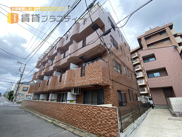 建物外観　存在感あるレンガ調の外観です