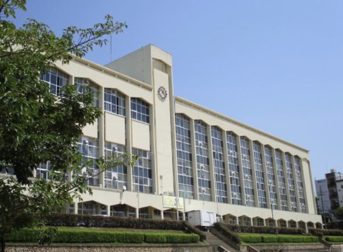 中学校　神戸市立布引中学校（中学校）まで677m