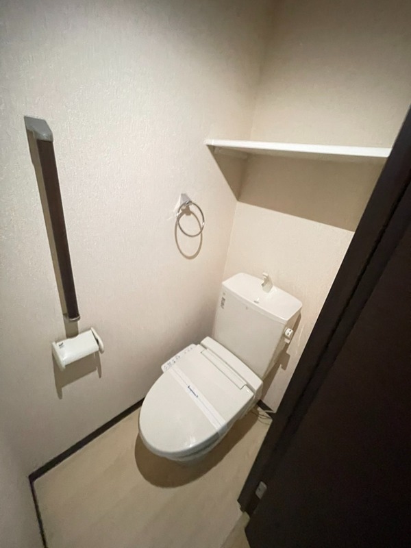 トイレ　温水洗浄便座です