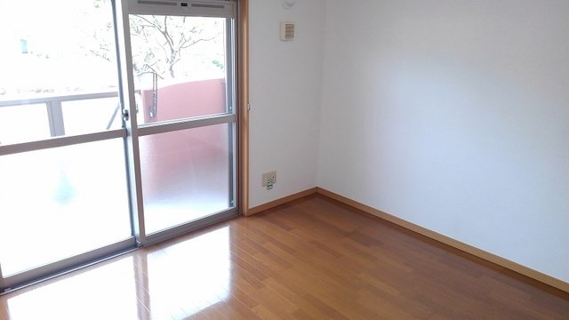 居室・リビング　内装は落ち着いています