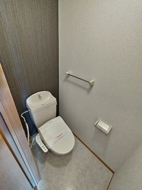 トイレ　温水洗浄便座のトイレスペースです♪