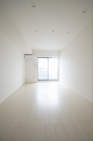 居室・リビング　優しい色合いの床材を使用した居住空間です。