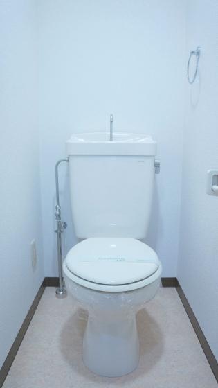 トイレ　落ち着いた色調のトイレです