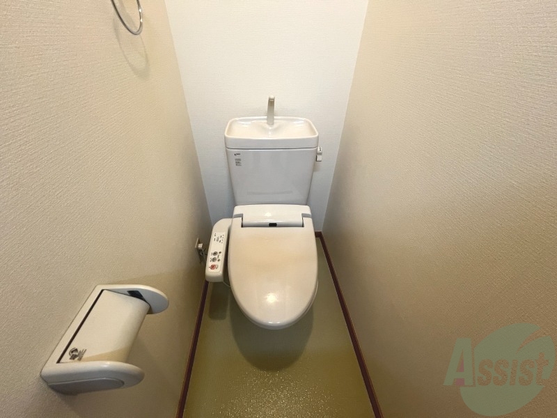 トイレ　トイレはシンプル。温水洗浄便座付きとなります。