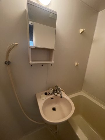 洗面設備　※写真は同じマンションの違う部屋のものになります。