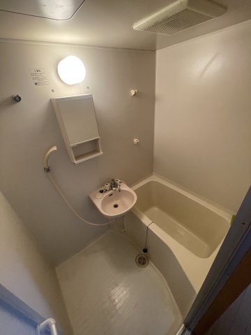 バス・シャワールーム　※写真は同じマンションの違う部屋のものになります。