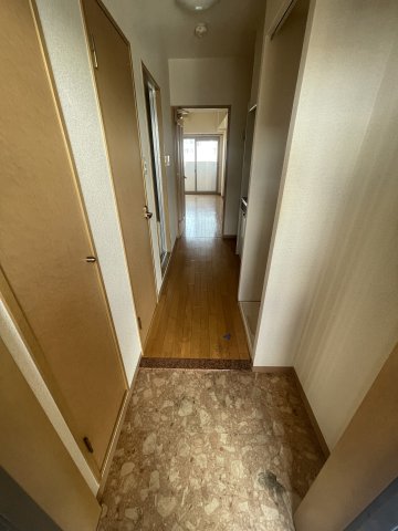 玄関　※写真は同じマンションの違う部屋のものになります。