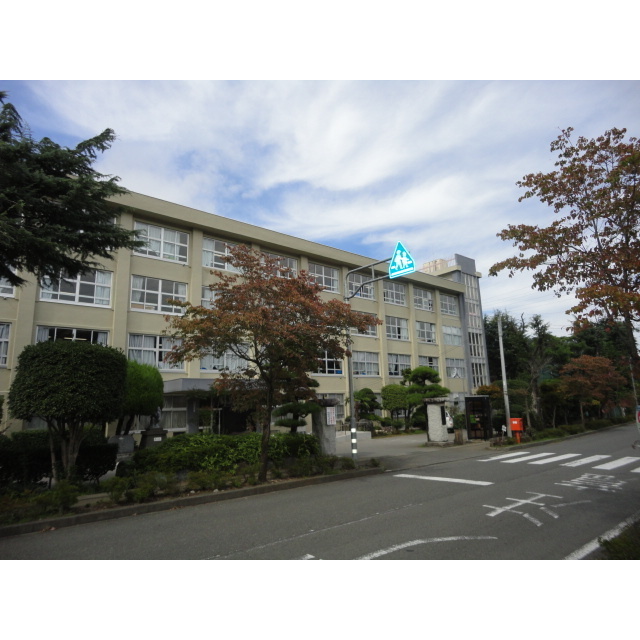 中学校　都留市立都留第二中学校（中学校）まで1054m