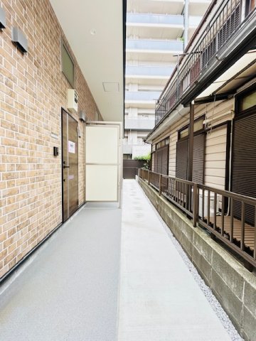 その他共有部分　玄関前通路が広く、お隣とすれ違う際に気を遣わずにすみます