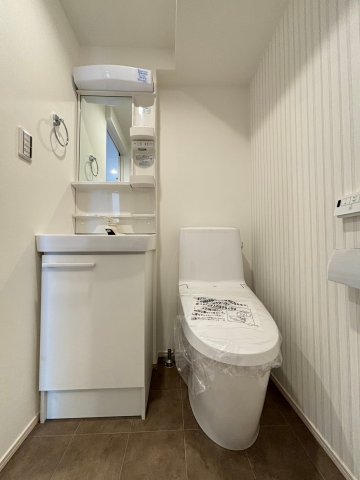 トイレ　清潔感のある洗面台とトイレです