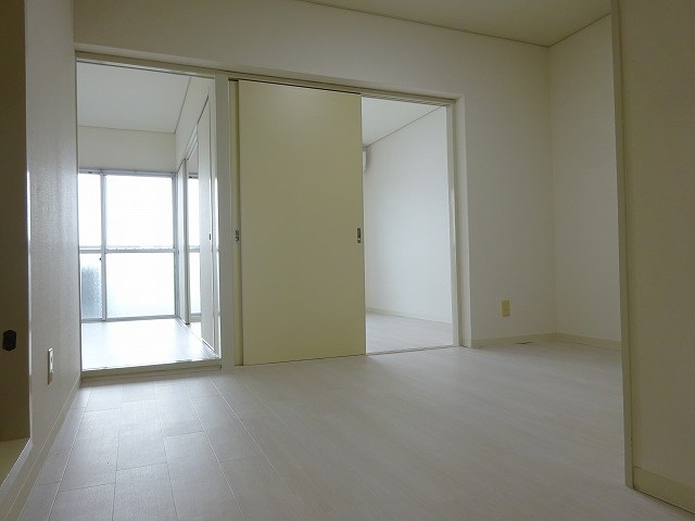 居室・リビング　同物件別部屋写真です