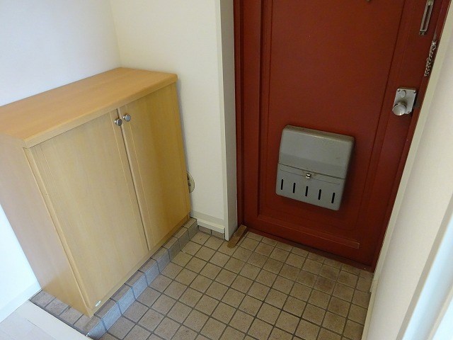 玄関　同物件別部屋写真です