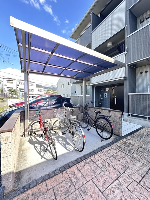 駐車場　屋根付きの駐輪場で雨の日も安心♪